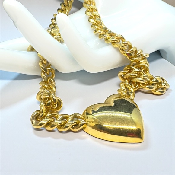 Vintage Chunky Gold Tone Curb Chain & Heart Necklace - Picture 4 of 10